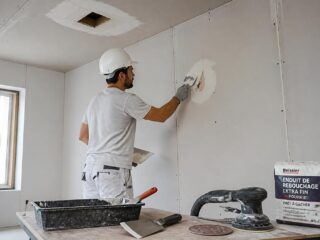 découvrez les techniques efficaces pour reboucher un trou dans un mur ou un plafond en placo, avec des conseils pratiques pour un résultat propre et durable.
