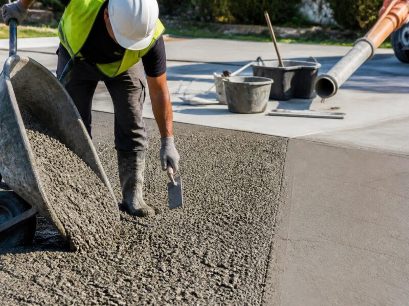 découvrez tout sur le béton désactivé : prix au m², conseils de dosage et étapes de réalisation pour un sol esthétique et durable.