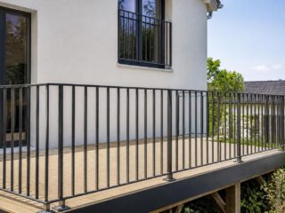 découvrez les normes essentielles des garde-corps, incluant les hauteurs réglementaires pour sécuriser terrasses et fenêtres selon la législation en vigueur.